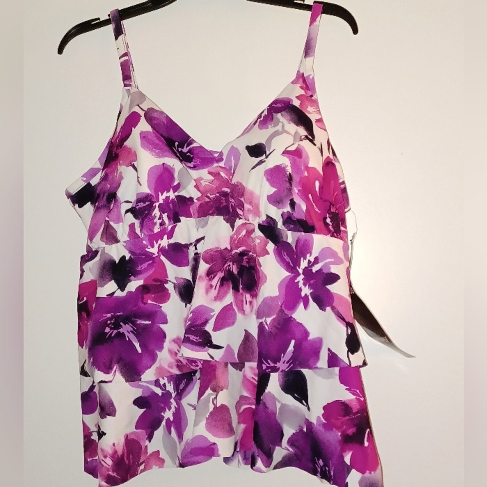 Trimshaper Bathing Suit Top.  Size 24W.  NWT